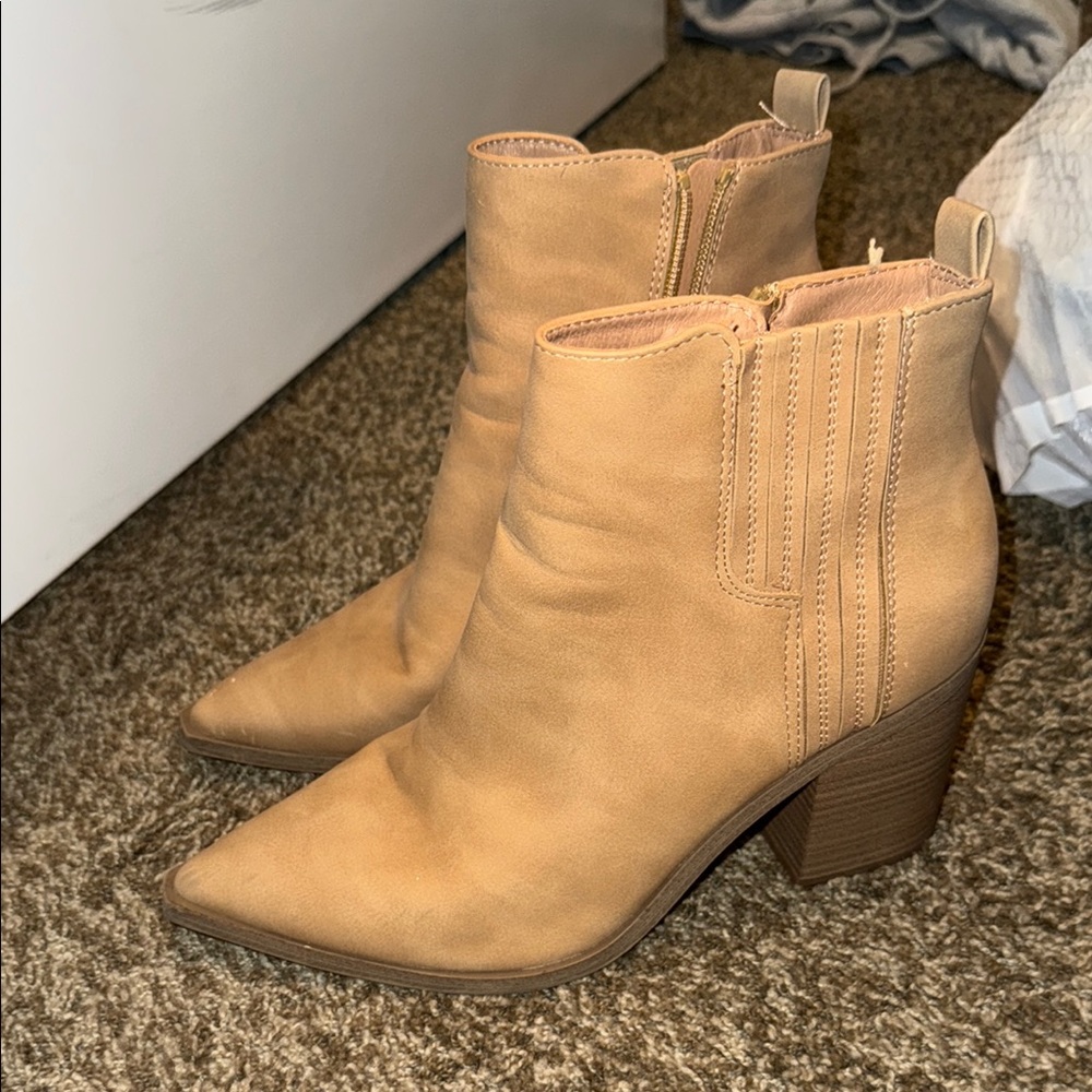 Light Tan Western Ankle Boots with Chunky Heel and Elastic Panels